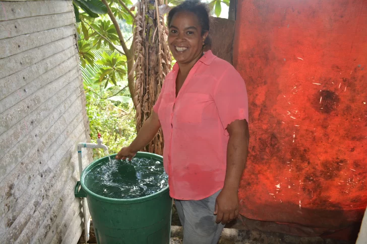 La comunidad de Las Tres Cruces en Salcedo transforma su bienestar: de cargar agua a tenerla corriente en casa