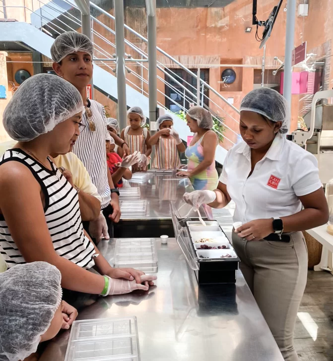 Más de 100 mujeres han participado en los talleres de capacitación en la elaboración de chocolate fino organizados por el FEDA. Diez de ellas representaron al país con sus creaciones en la Muestra Internacional del Chocolate Dominicano, en ExpoBelgium, Bélgica.