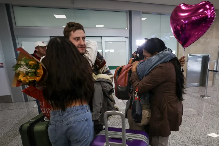 Once dominicanos llegan a Ecuador desde Israel en vuelo humanitario