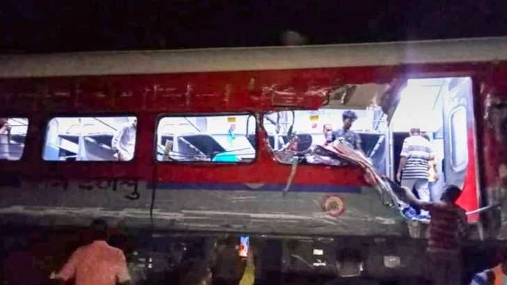 Al menos 6 muertos y 25 heridos al chocar dos trenes de pasajeros en el sur de India