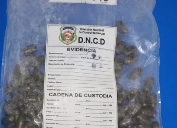 Arrestan extranjero con cocaína en el estómago