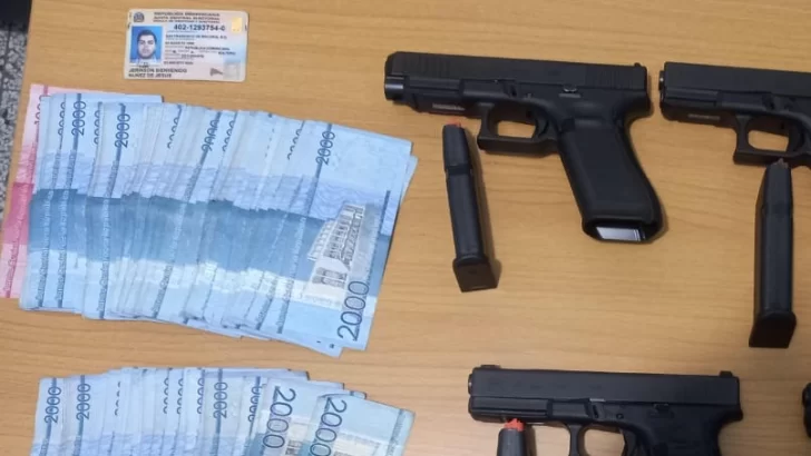 Autoridades confiscan vehículo y dinero en efectivo en operativo