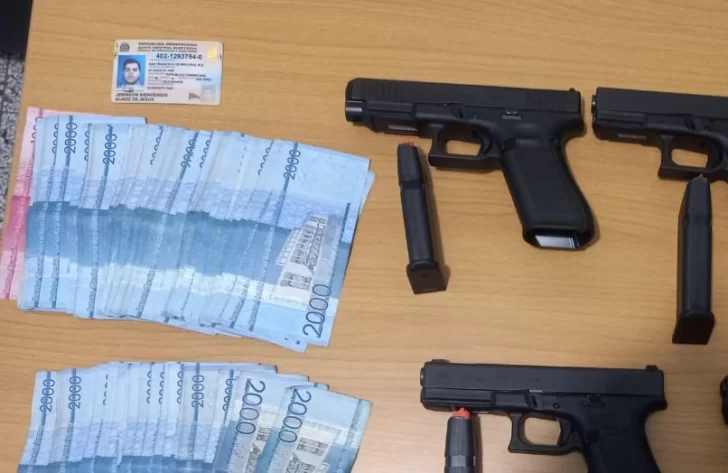 Autoridades confiscan vehículo y dinero en efectivo en operativo