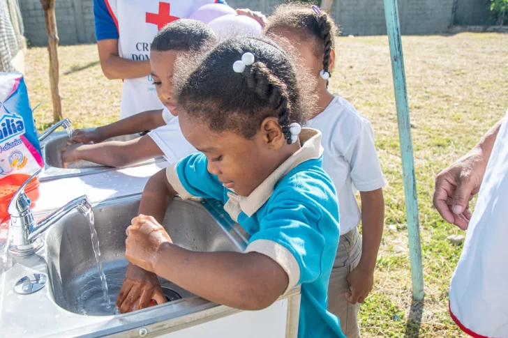 Solo el 60 % de los hogares dominicanos dispone de lo básico para el lavado de manos