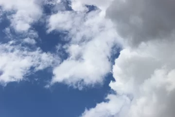 Cielo con nubes dispersas durante las horas matutinas y escasas lluvias para este martes