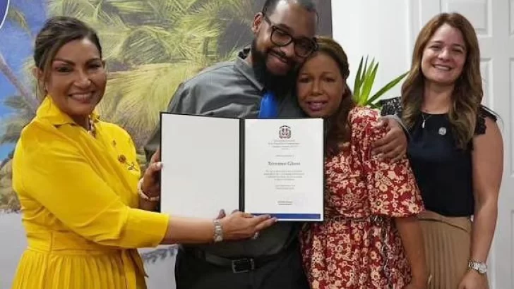 Consulado General de RD en Miami entrega reconocimiento a Eleazar Soriano