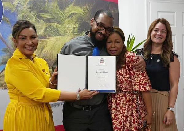 Consulado General de RD en Miami entrega reconocimiento a Eleazar Soriano