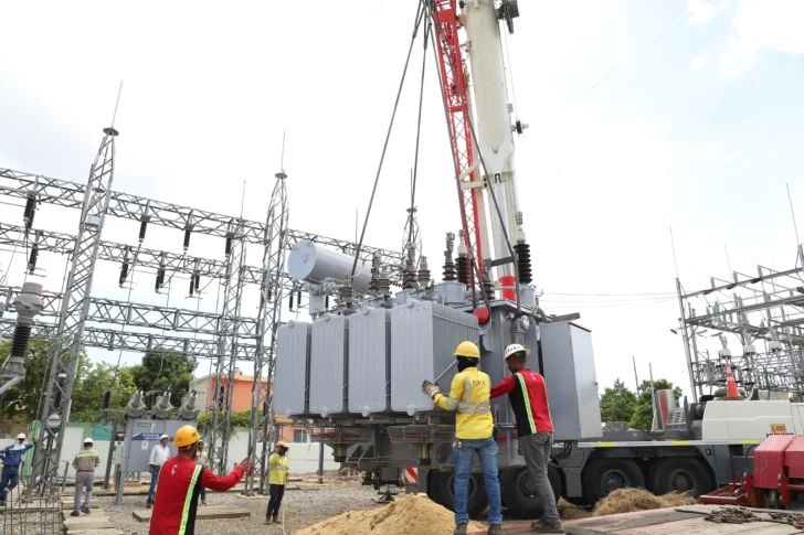 Edeeste instala transformador para suplir aumento de la demanda eléctrica en SPM