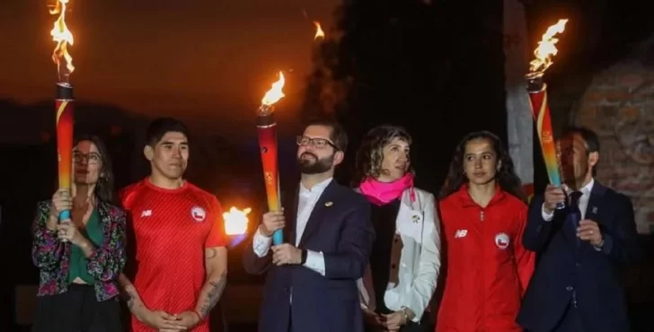 El-presidente-Gabriel-Boric-recibe-por-primera-vez-en-Chile-el-Fuego-Panamericano-junto-al-titular-de-Panam-Sports-Neven-Ilic-728x370