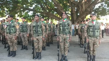 Guardias-realizan-los-honores-militares-de-estilo.-728x409