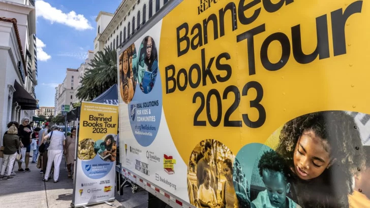 Llega a Miami biblioteca itinerante que viaja por EEUU en Semana de los Libros Prohibidos