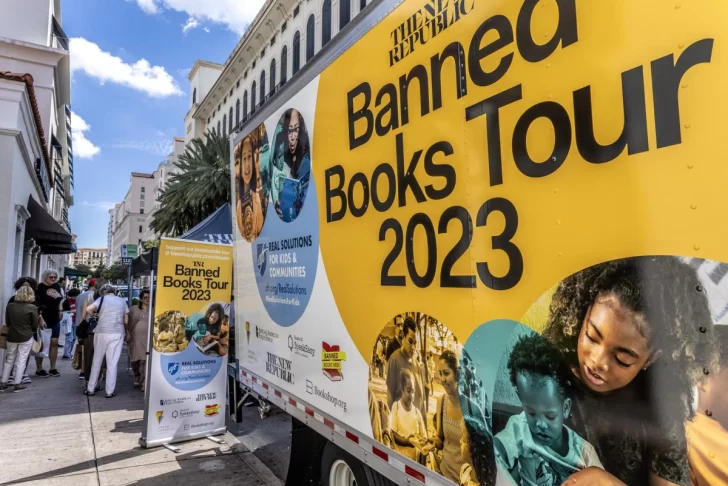 Llega a Miami biblioteca itinerante que viaja por EEUU en Semana de los Libros Prohibidos