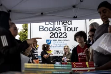 Llega-a-Miami-biblioteca-itinerante-que-viaja-por-EEUU-en-Semana-de-los-Libros-Prohibidos