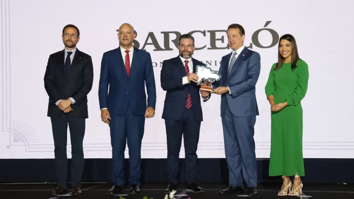 Ron Barceló recibe el galardón de excelencia industrial de Adoexpo