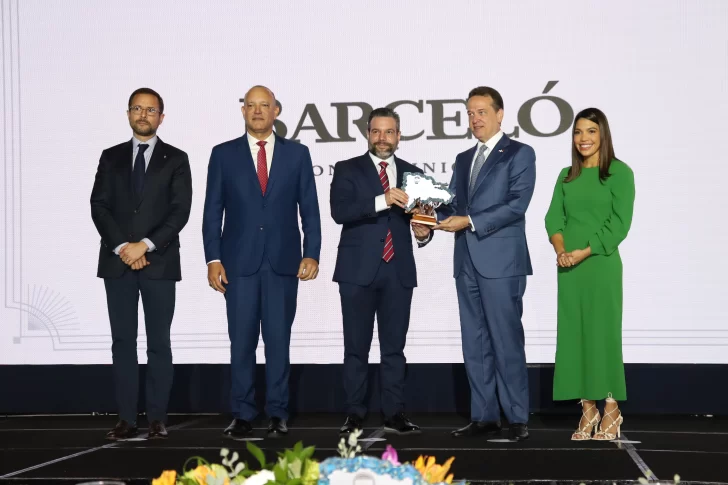 Ron Barceló recibe el galardón de excelencia industrial de Adoexpo