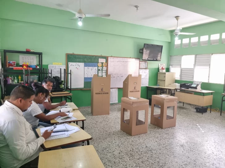 Miembros del PRM acuden temprano a votar en El Buen Pastor