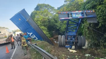 Patana y una yipeta se precipitaron por un barranco en la autopista Duarte