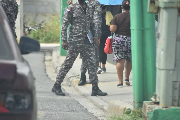 La Policía hiere a dos presuntos delincuentes en Santo Domingo Este