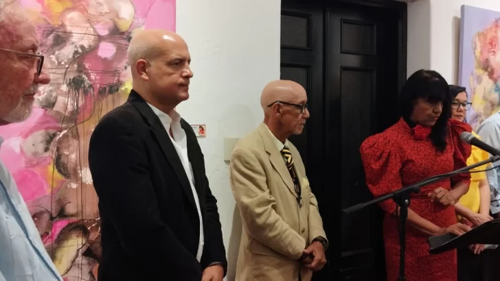 Público acoge pinturas de Rosa Elina Arias creadas a partir de la poética de José Enrique Delmonte