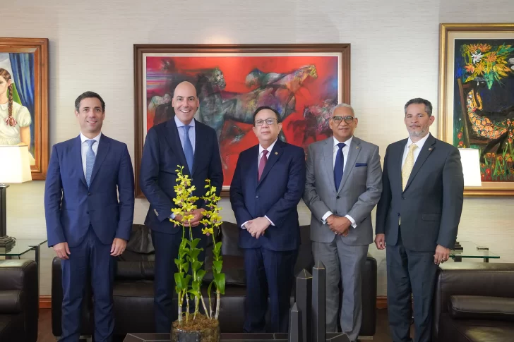 Valdez Albizu y ejecutivos de Scotiabank pasan revista a la evaluación económica dominicana 