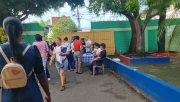 Votantes acuden de forma ordenada a centros electorales