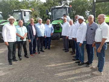 Agricultura entrega cuatro tractores para apoyar a productores de tabaco