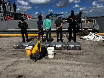 Apresan a tres hombres tras incautarles 300 paquetes de cocaína en SPM