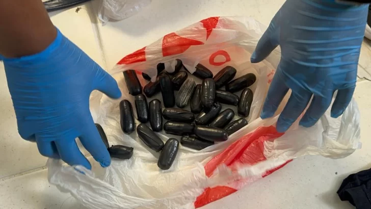 Holandés acude a centro de salud por dolor estomacal y le encuentran 77 bolsas de cocaína