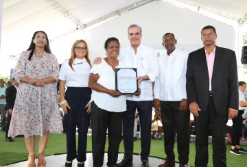 Presidente Abinader entrega más de 800 títulos de propiedad en Guayabal, Azua