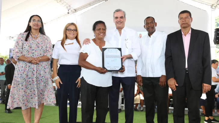 Presidente Abinader entrega más de 800 títulos de propiedad en Guayabal, Azua