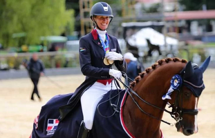 Yvonne Losos, la trotamundos que se crió con cebras y ahora doma caballos