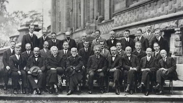Qué fue la quinta conferencia de Solvay, la cumbre donde las mentes más brillantes del siglo XX cimentaron las bases de la física cuántica