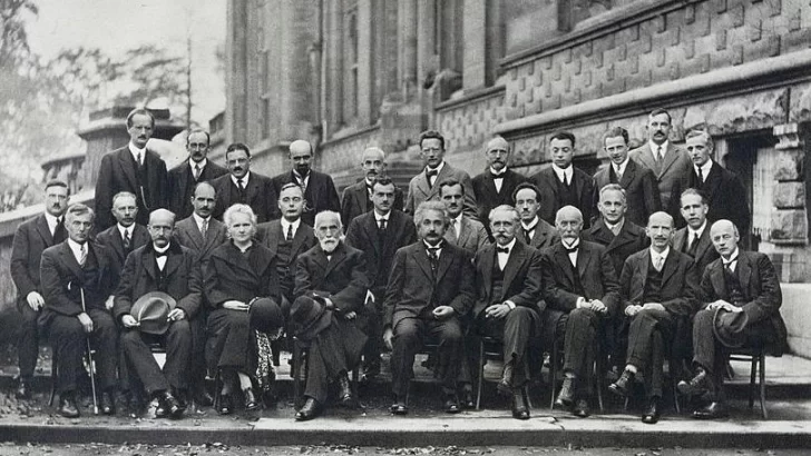 Qué fue la quinta conferencia de Solvay, la cumbre donde las mentes más brillantes del siglo XX cimentaron las bases de la física cuántica