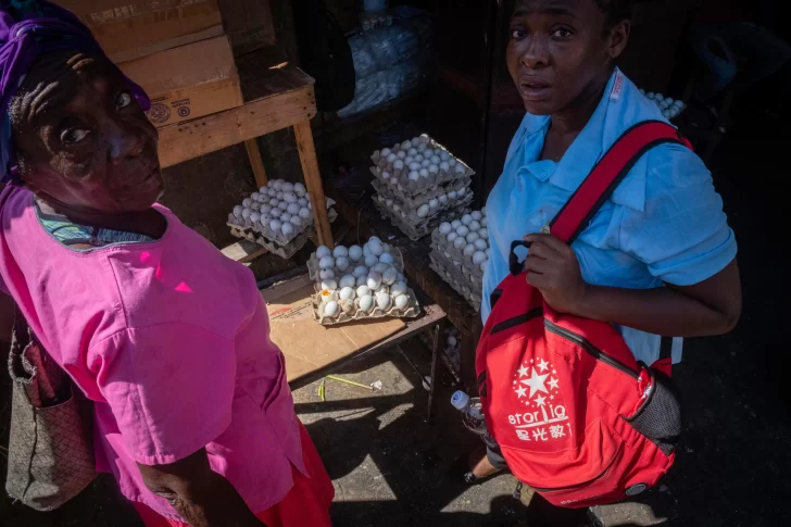Ante el cierre de la frontera, haitianos se las ingenian para suplirse de alimentos