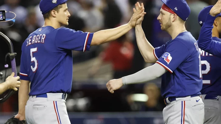 Corey Seager pega jonrón y Rangers se va delante en la Serie Mundial