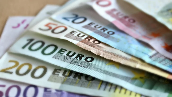 El euro cae a 1,0471 dólares