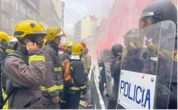 Policías y bomberos se enfrentan cuerpo a cuerpo