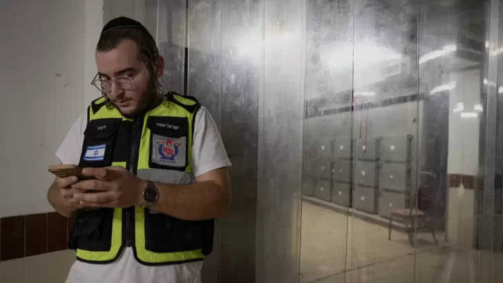 'Lo que hacemos es sagrado': los voluntarios que trabajan para darles dignidad a los muertos en Israel