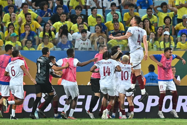 Con gol de chilena, Venezuela amarga a Brasil en su propia casa