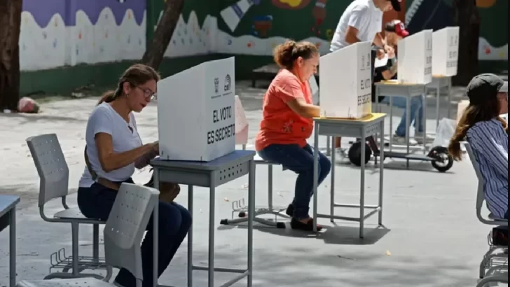 Ecuatorianos comenzaron a votar para decidir presidente entre González y Noboa