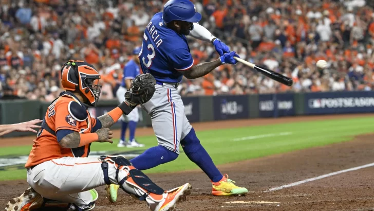 Adolis García conecta grand slam y Rangers van al séptimo juego ante Astros