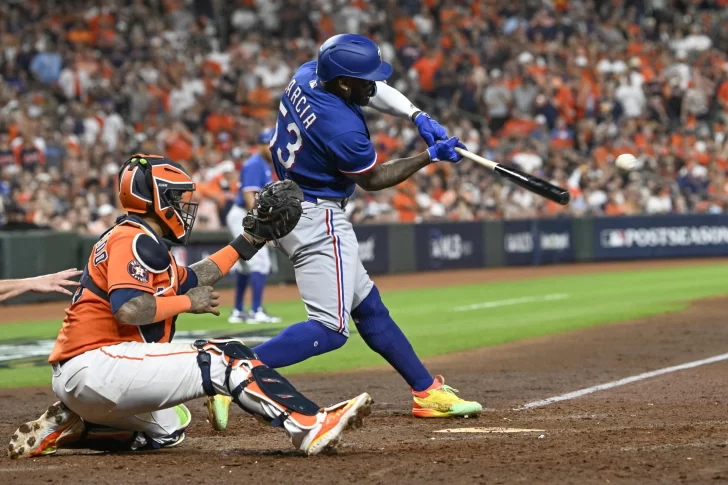 Adolis García conecta grand slam y Rangers van al séptimo juego ante Astros