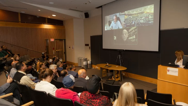 Presenta el documental “Santo Domingo” en la universidad de Harvard