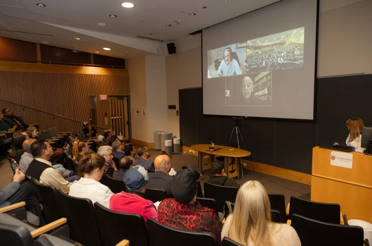 Presenta el documental “Santo Domingo” en la universidad de Harvard