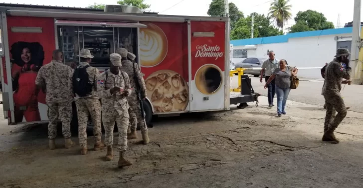 Induban les lleva su cafecito a los militares de servicio en la frontera