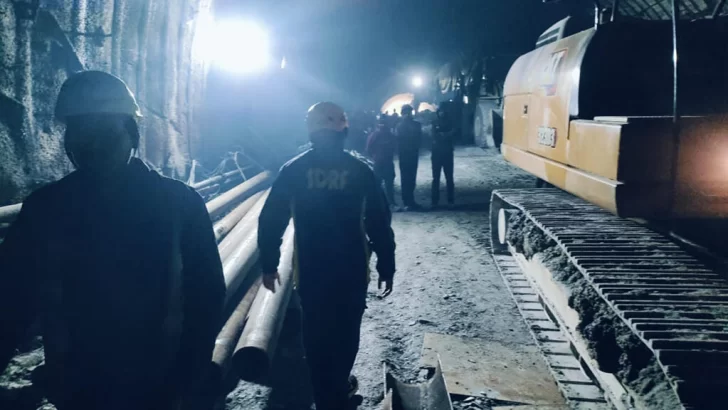 India suspende el rescate de los obreros atrapados en un túnel por temor de derrumbe