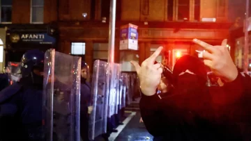 Violentas protestas antiinmigración en Dublín tras un ataque con cuchillo frente a una escuela