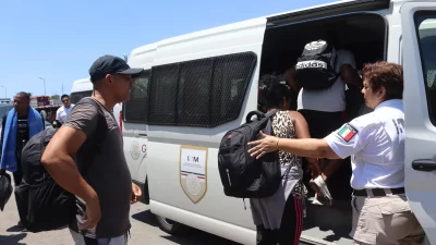 Dominicanos entre los 87 migrantes que México encontró en un tractocamión
