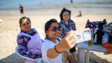 'Ya estamos abiertos': el tímido regreso de los turistas a la desolada Acapulco tras las destrucción del huracán Otis