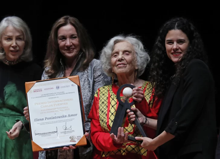 Elena Poniatowska celebra el premio Carlos Fuentes: “Me dan un boleto para subir al cielo”